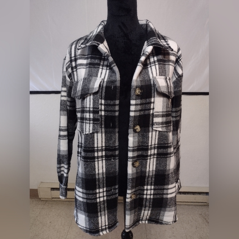 New women's plaid Flannel Jacket, button up, lamb wool , Black and white NWT